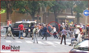 Giuliani si trovava a 3 metri e 6cm dal defender quando sollevò il famoso estintore (vuoto) che raccolse solo dopo avere visto la pistola impugnata dal suo killer. Ma per le carogne il vandalo è lui. 