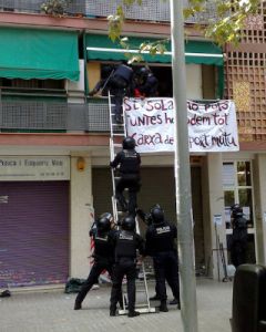 Anziana sfrattata con la forza. Sembra un azione di antiterrorismo ma è uno sfratto di una signora con più di 70 anni.