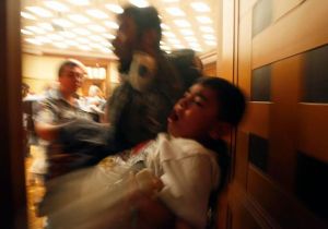 Bambini gasati dai lacrimogeni.