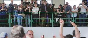 Il dito medio dell’agente alzato dopo la lettura della sentenza del caso Cucchi  