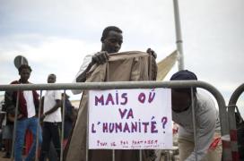 Migranti bloccati alla frontiera tra Italia e Francia a Ventimiglia